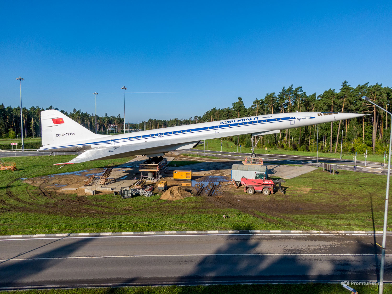 Работа в жуковском. Ту-144 в Жуковском. Ту-144 Жуковский памятник. Ту-144 77114 памятник. Луцк самолет.