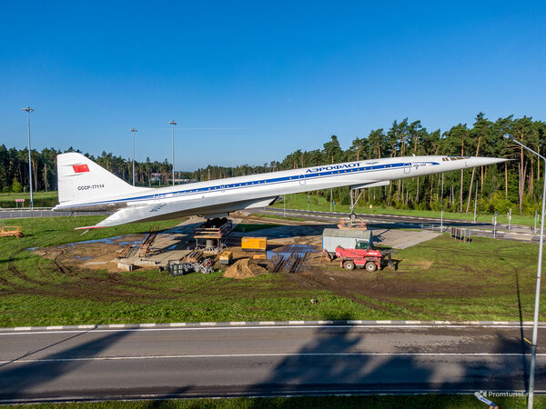 Ту-144 в Жуковском. Крылья на месте. Шасси на стойках ???