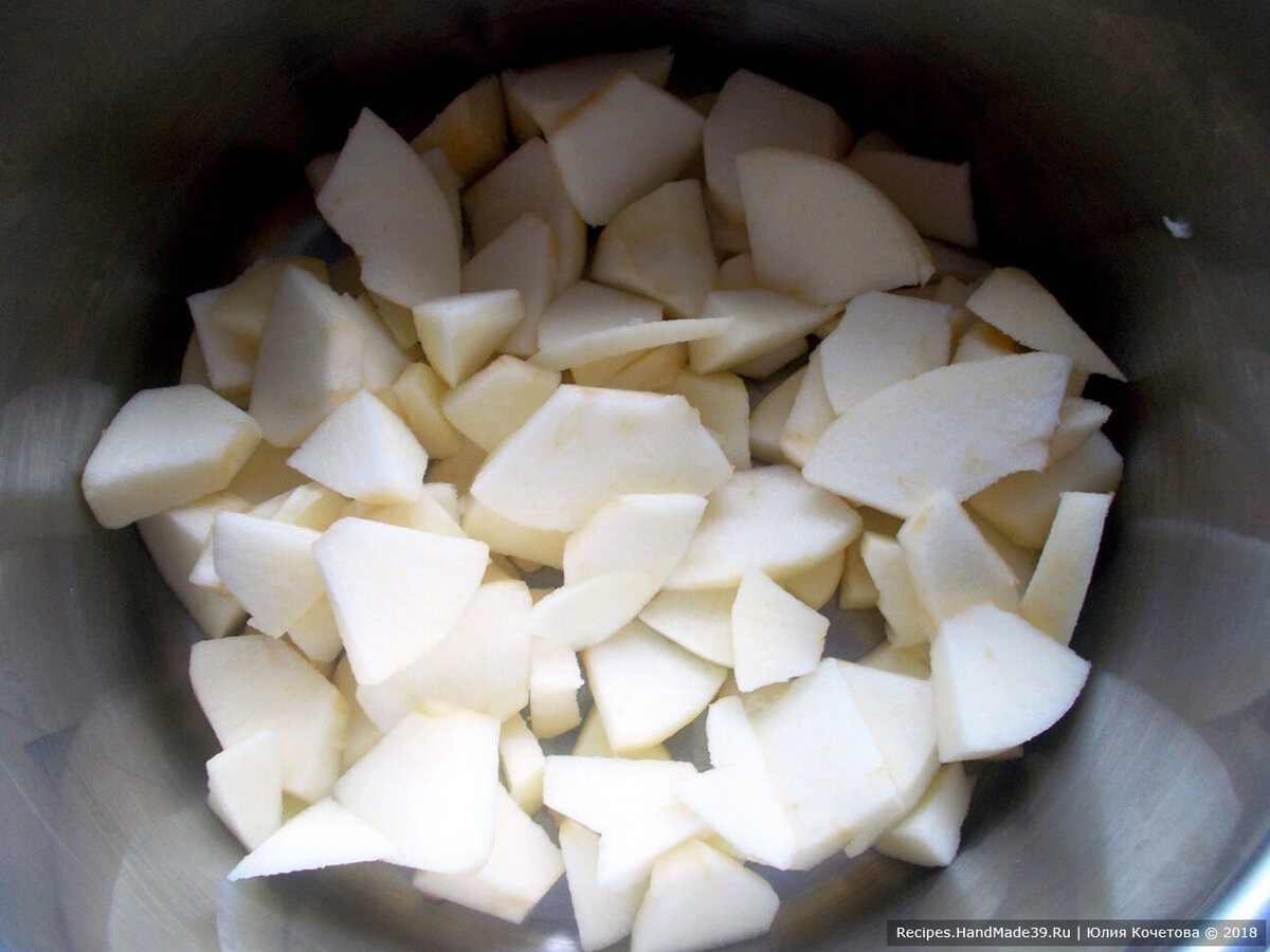 Подготовка яблок для домашнего мармелада.