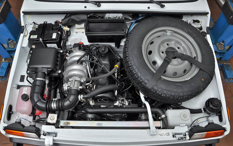 Запасное колесо Лады 4х4 в любой, самой непролазной грязи всегда к вашим услугам, стоит только открыть капот. Но есть один недостаток: разместить колесо большей размерности не получится. Также надо учесть, что под капотом достаточно жарко — шина испытывает регулярные перепады температуры, что снижает ее долговечность.