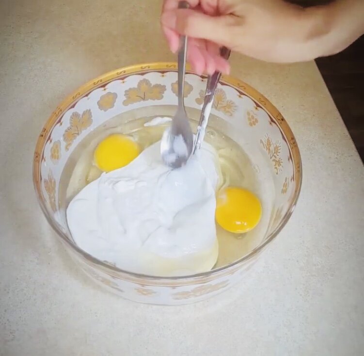 Смешиваем яйца, сметану