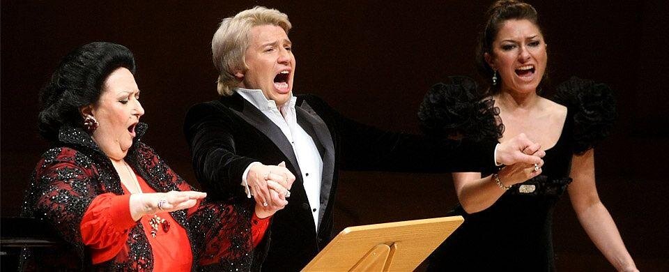 Внезапный Николай между Монсеррат и ее дочерью Марти. Если вам интересно, то выступление легко гуглится. 