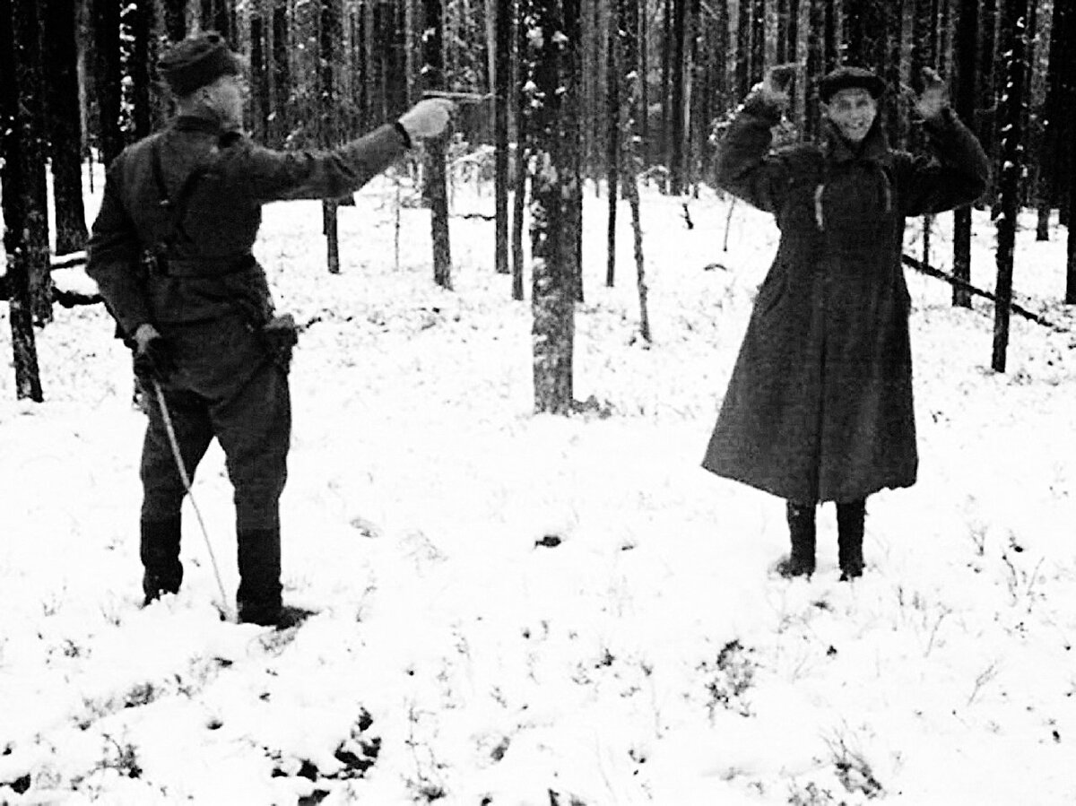 Советский разведчик смеется за несколько секунд до того, как его расстреляет финский офицер, 1942 год.