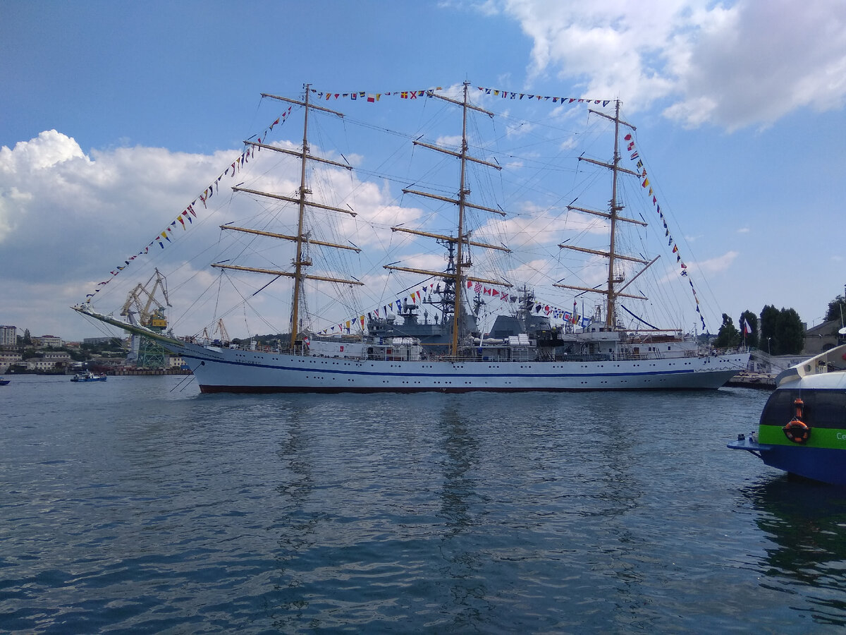 Учебное судно Херсонес в Севастополе