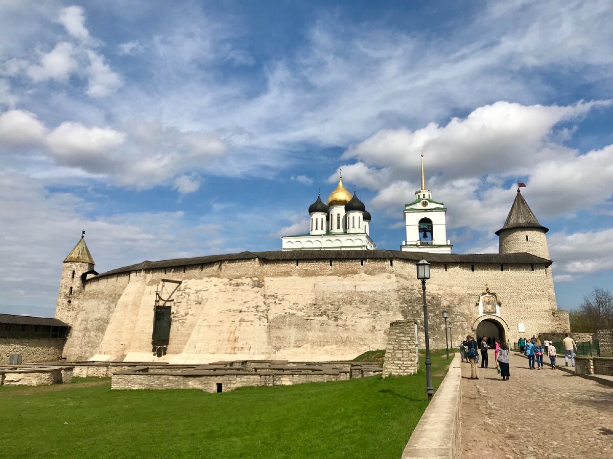 Каменный Кремль в Пскове. Псковский Кремль кром вид сверху. Южная стена Псковского Кремля. Петрок малый Псковский кром.