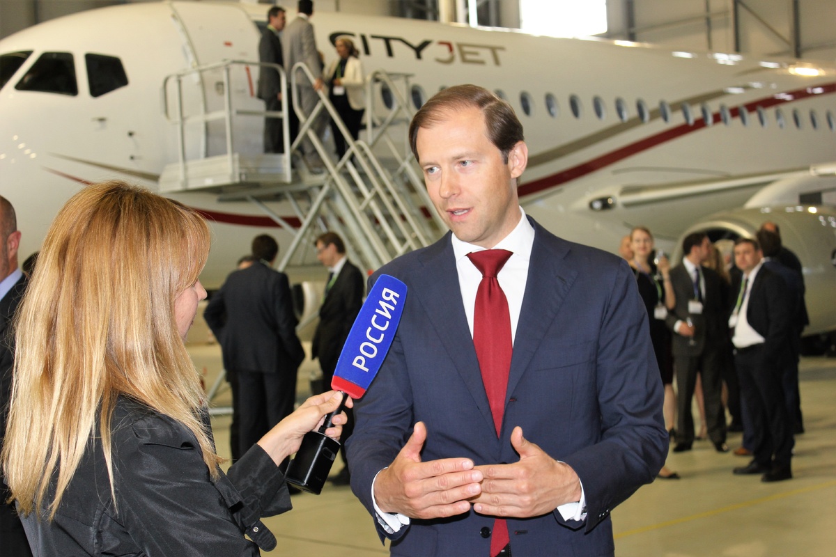 Денис Мантуров //  SukhoiSuperjet 100 – 100-местный самолет нового поколения, разработанный и произведенный компанией ЗАО “Гражданские самолеты Сухого” (входит в Объединенную авиастроительную корпорацию) при участии итальянской AleniaAermacchi (входит в группу Finmeccanica). Первый полет SSJ-100 состоялся в мае 2008 года, первый серийный самолет был введен в эксплуатацию в 2011 году. В 2012 году самолет был сертифицирован Европейским агентством авиационной безопасности (EASA). 

