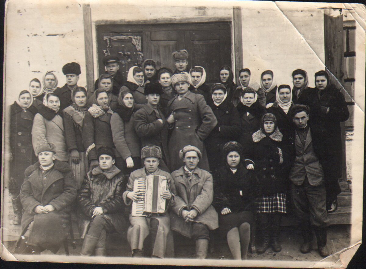 Нехворощанский хор перед репетицией 1937г.