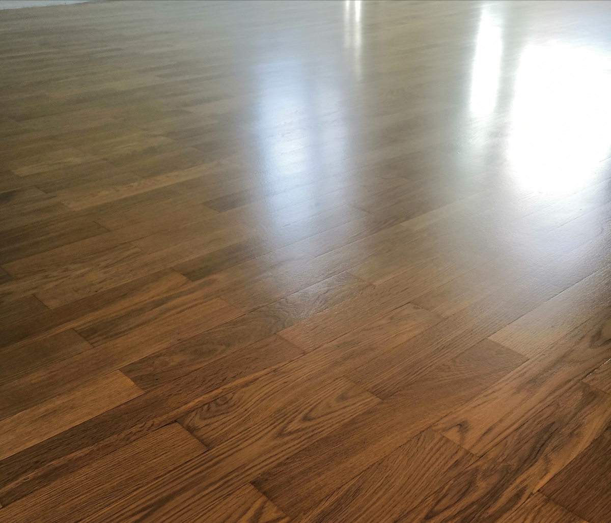 Паркет самый простой - дуб "Рустик" покрыт лаком Lobadur (2 компонентный) в 3 слоя, матовый. 