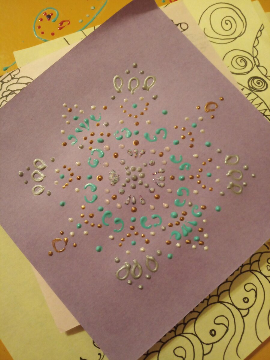 Контуры очень удобны при рисования мандал. Цвета могут быть разнообразны. Иногда при рисовании мы бессознательно выбераем цвета.