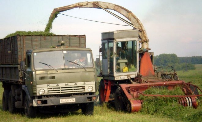 КСК-100, оборудованный подборщиком, на уборке травы. Из открытых источников