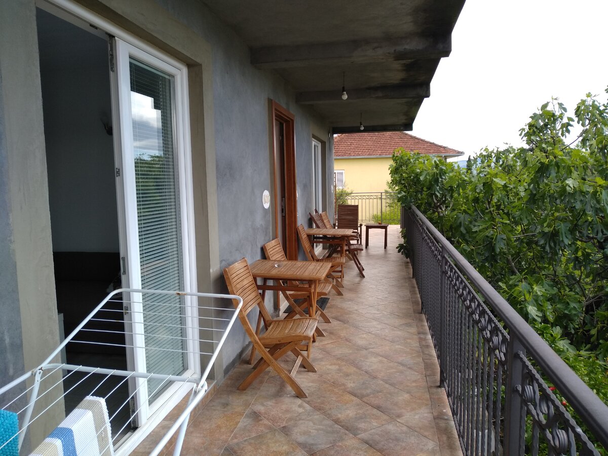 Всего 2 номера - 1 соседи 