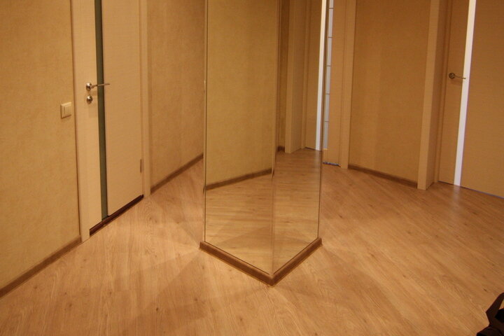 Часть колонны у пола отделана плинтусом в стилистике коридора