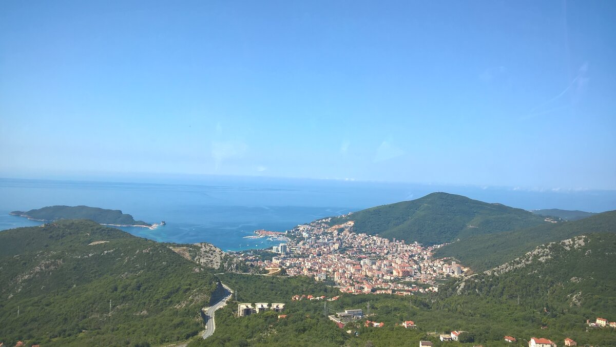 Где-то в середине города стоят отели, предлагающие дешёвые туры