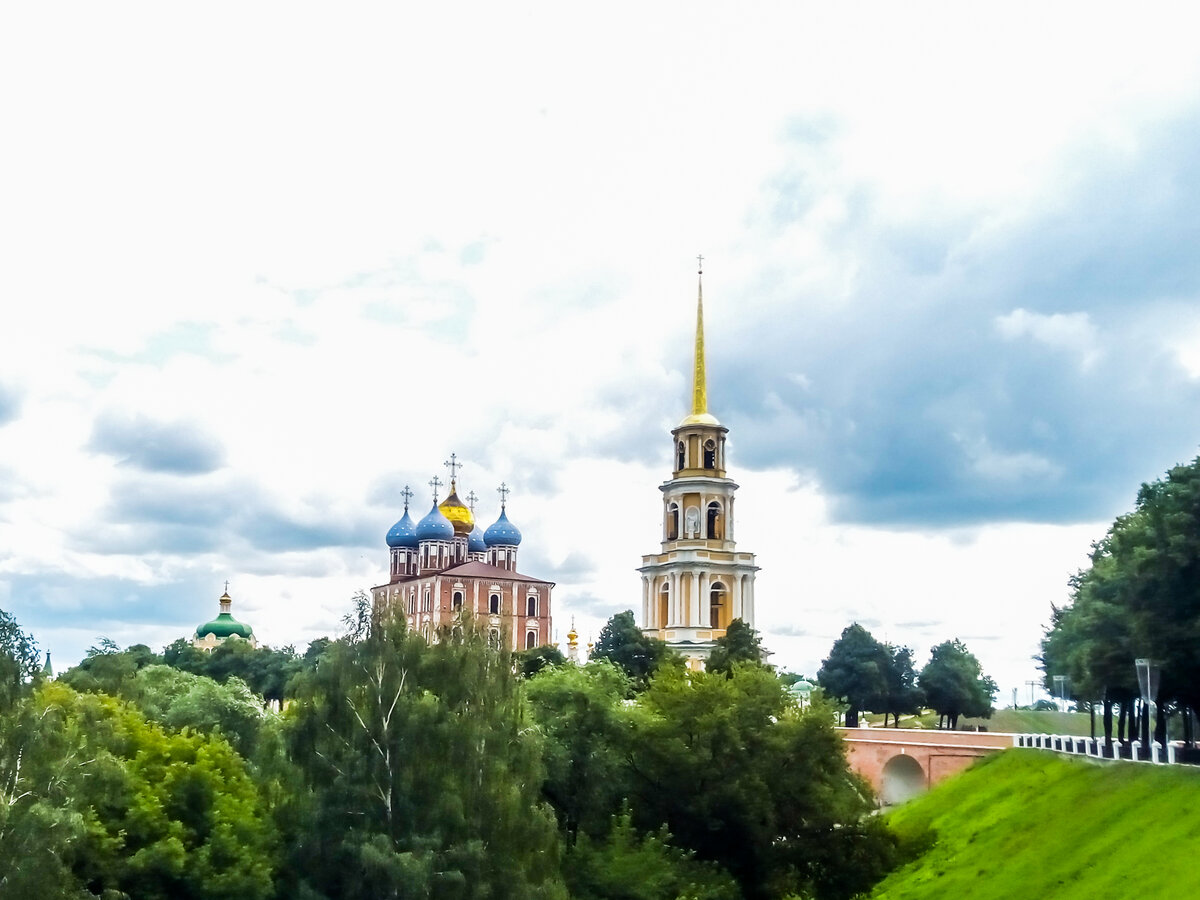 Сколько лет рязани. Соборный парк Рязанского Кремля. Парк у Кремля Рязань. Рязань Соборная набережная. Трубежная набережная Рязань.