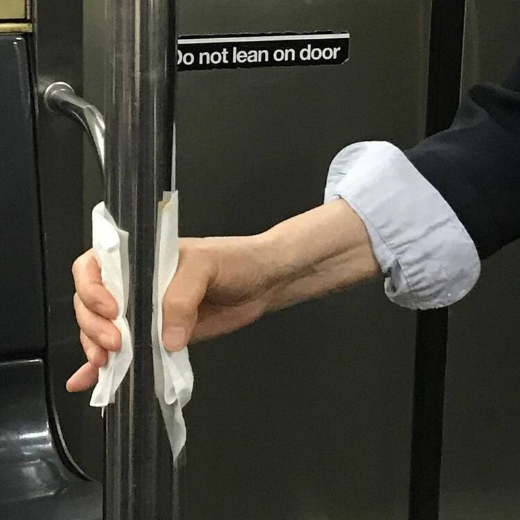 Как люди держатся в метро