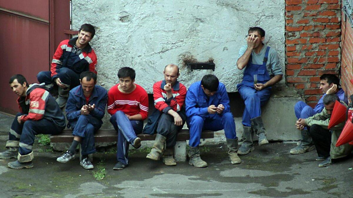 РАБОЧИЕ-МИГРАНТЫ НА ПОДМОСКОВНОЙ СТРОЙКЕ. ФОТО С САЙТА MOSREG.RU