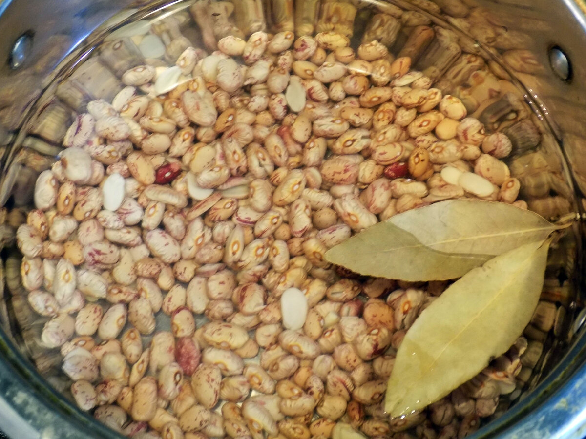 Этап первый - варим фасоль!  Полистайте галерею и увидите  фото других этапов приготовления :)  