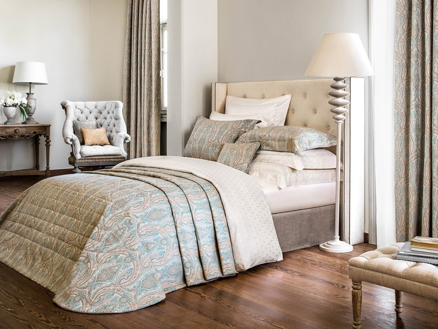 Стильная и уютная спальня – настоящий оазис после тяжелого дня. В этой комнате все должно быть комфортным, гармоничным и располагающим к отдыху. Давайте разберемся, как подобрать размер покрывала на кровать, ведь истинный комфорт всегда складывается из мелочей. 
