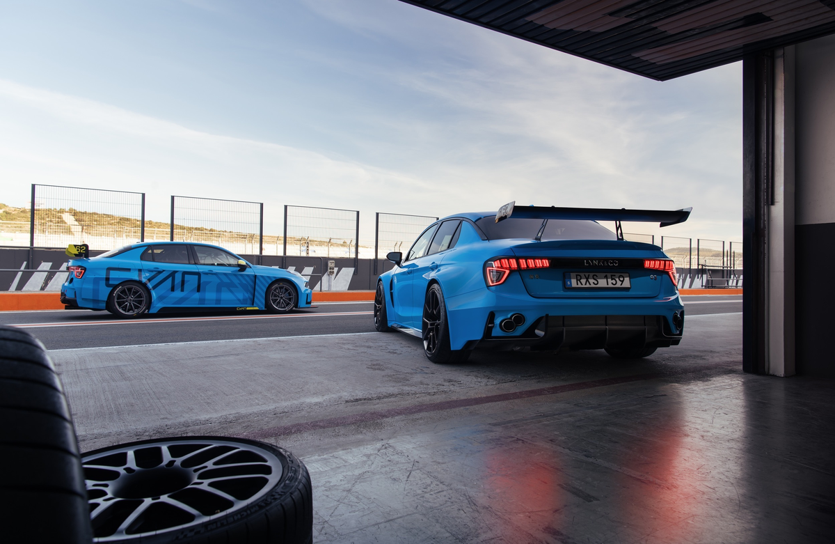 Рядом с боксом Cyan Racing