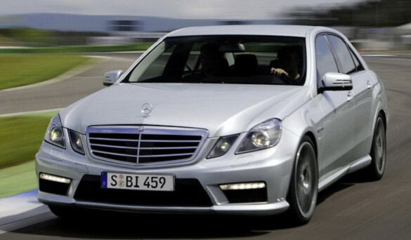 В 2012 году компания Mercedes начнет производство новых автомобилей класса Е. Главным их отличием от предшественников станет наличие гибридного двигателя, работающего на дизельном и биодизельном топливе. Модель E300 была представлена еще в марте 2010 года на автосалоне в Женеве с обещанием выпустить первую партию в 2011 году. На данный момент руководители проекта признают, что создание гибрида такого класса достаточно сложный процесс, поэтому он затянулся.
