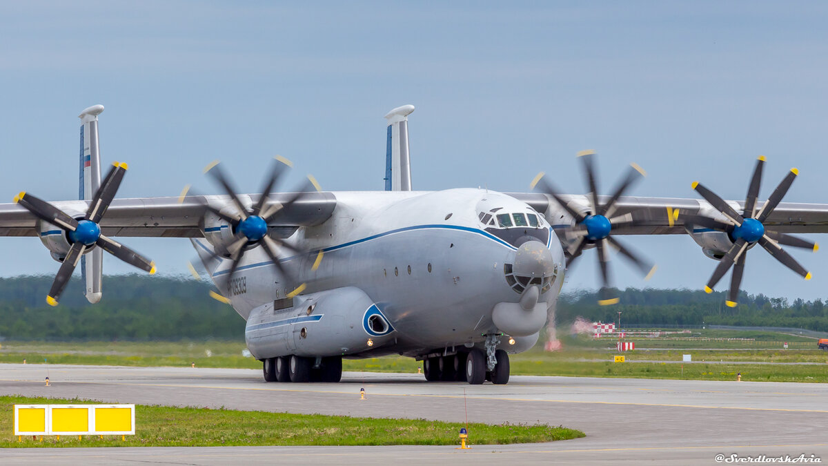 Один из немногих действующих великанов Ан-22 "Антей", редкий гость.