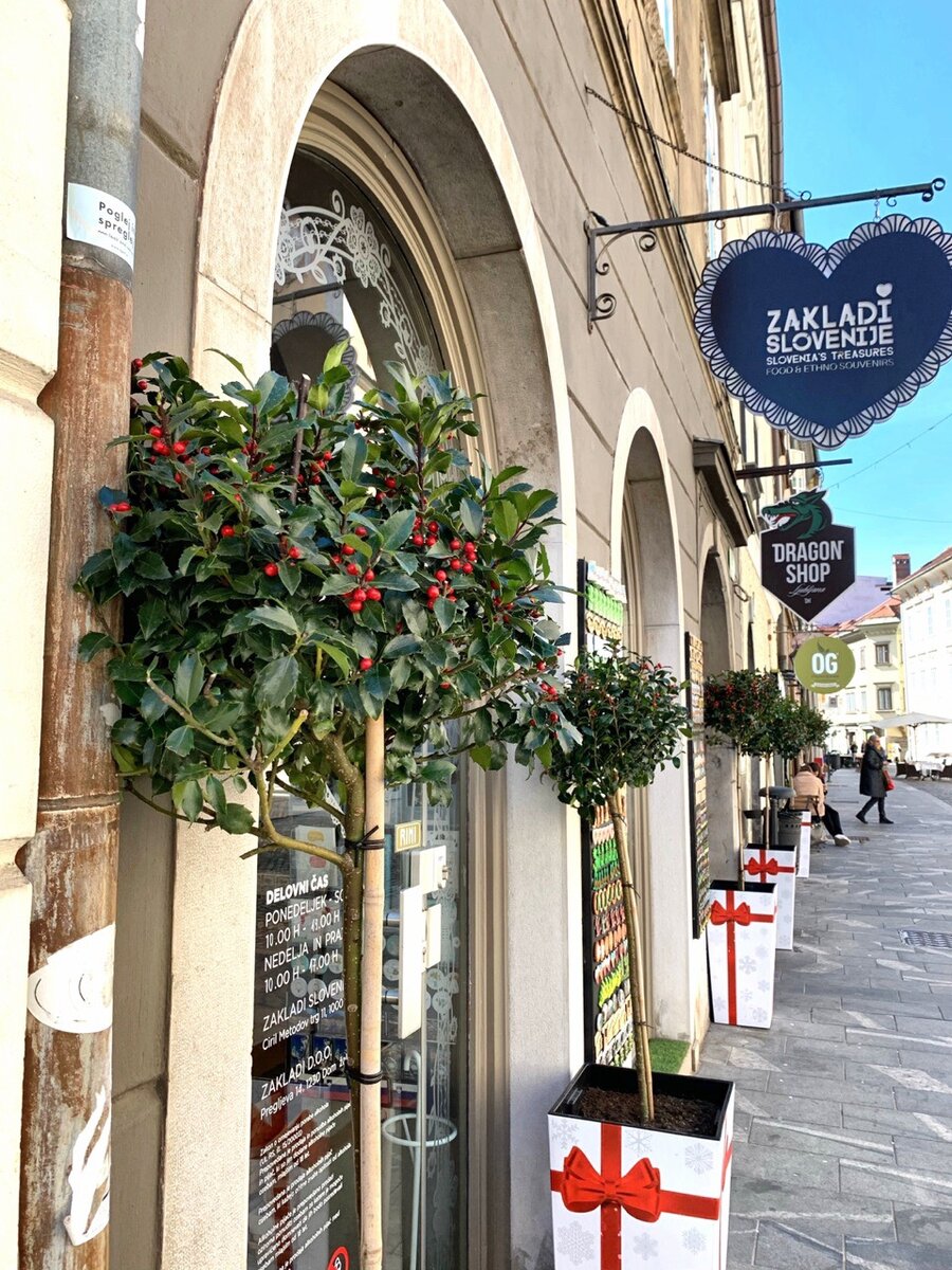 Вывески бесчисленных магазинчиков