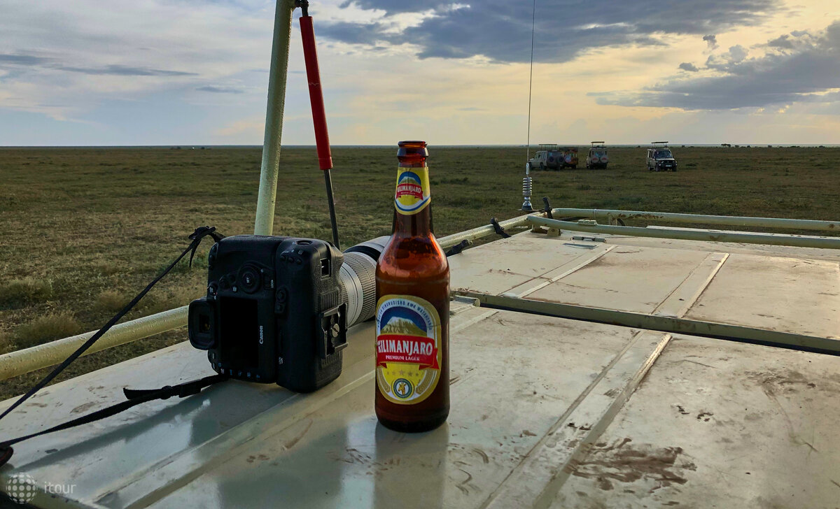 Выпить пивка можно даже во время сафари. Что может быть прекрасней бутылочки ледяного пивчанского на закате в саванне?