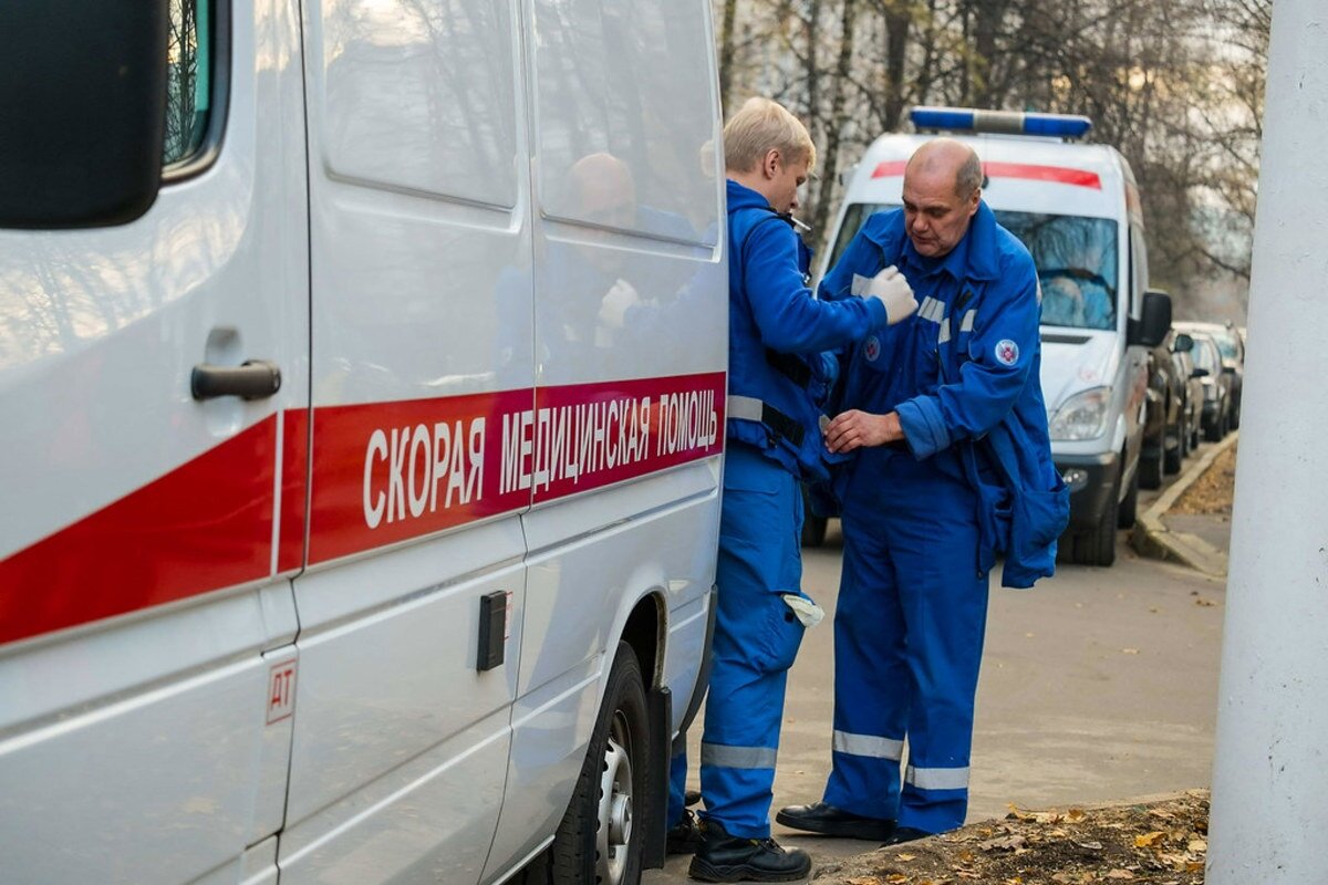 Остановили машину скорой помощи. Врач скорой. Водитель скорой. Врачи скорая. Водитель скорой медицинской помощи.