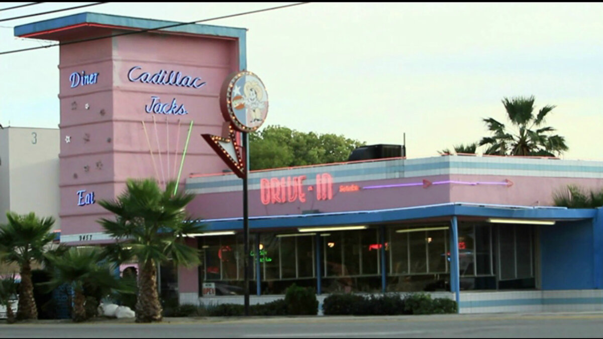 Кадр из сериала "Столик в углу"