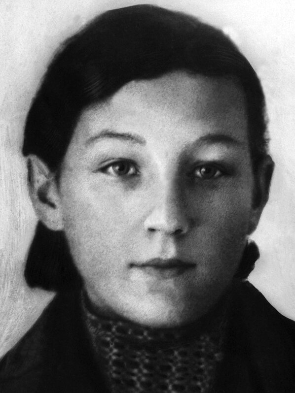 Зоя Анатольевна Космодемьянская родилась 13 сентября (по другим данным — 8 сентября) 1923 года в селе Осино-Гай  