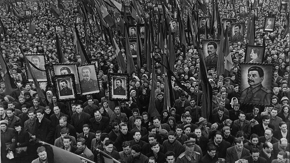 Толпа людей с портретами Сталина