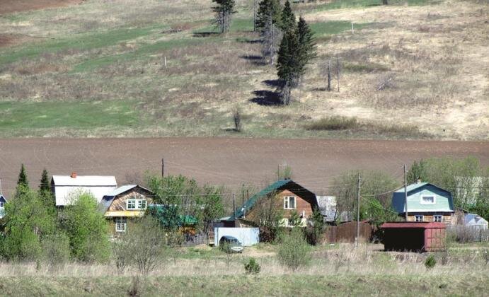 На месте домика с голубой крышей стояла антыбарская часовня. Фото Сергея Попова