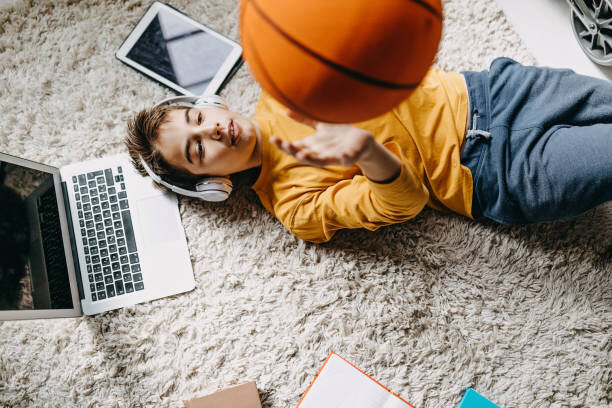https://www.istockphoto.com/ru/%D1%84%D0%BE%D1%82%D0%BE%D0%B3%D1%80%D0%B0%D1%84%D0%B8%D0%B8/%D1%80%D0%B5%D0%B1%D0%B5%D0%BD%D0%BE%D0%BA-%D0%B8-%D0%BA%D0%BE%D0%BC%D0%BF%D1%8C%D1%8E%D1%82%D0%B5%D1%80?mediatype=photography&phrase=%D0%A0%D0%B5%D0%B1%D0%B5%D0%BD%D0%BE%D0%BA%20%D0%B8%20%D0%BA%D0%BE%D0%BC%D0%BF%D1%8C%D1%8E%D1%82%D0%B5%D1%80&sort=best