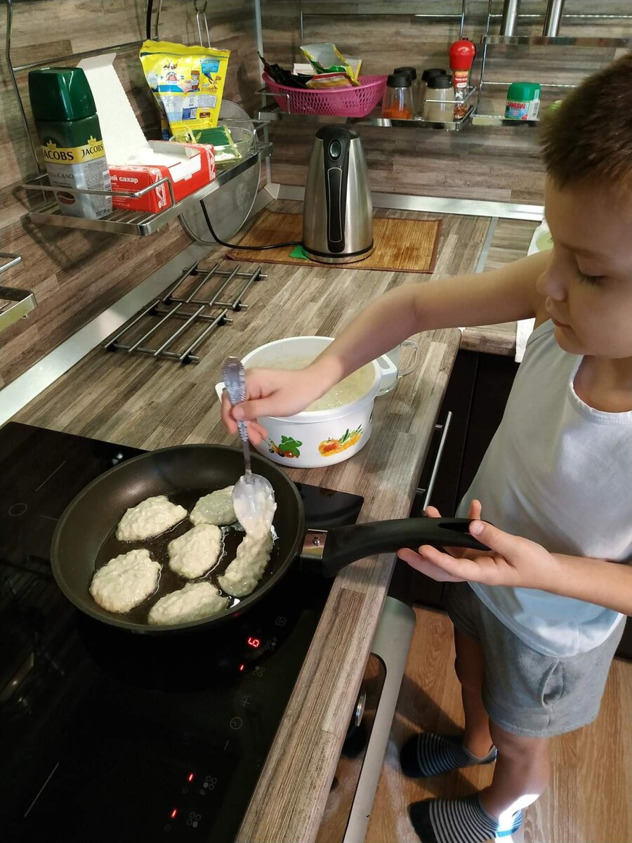 Готовит оладьи🥞