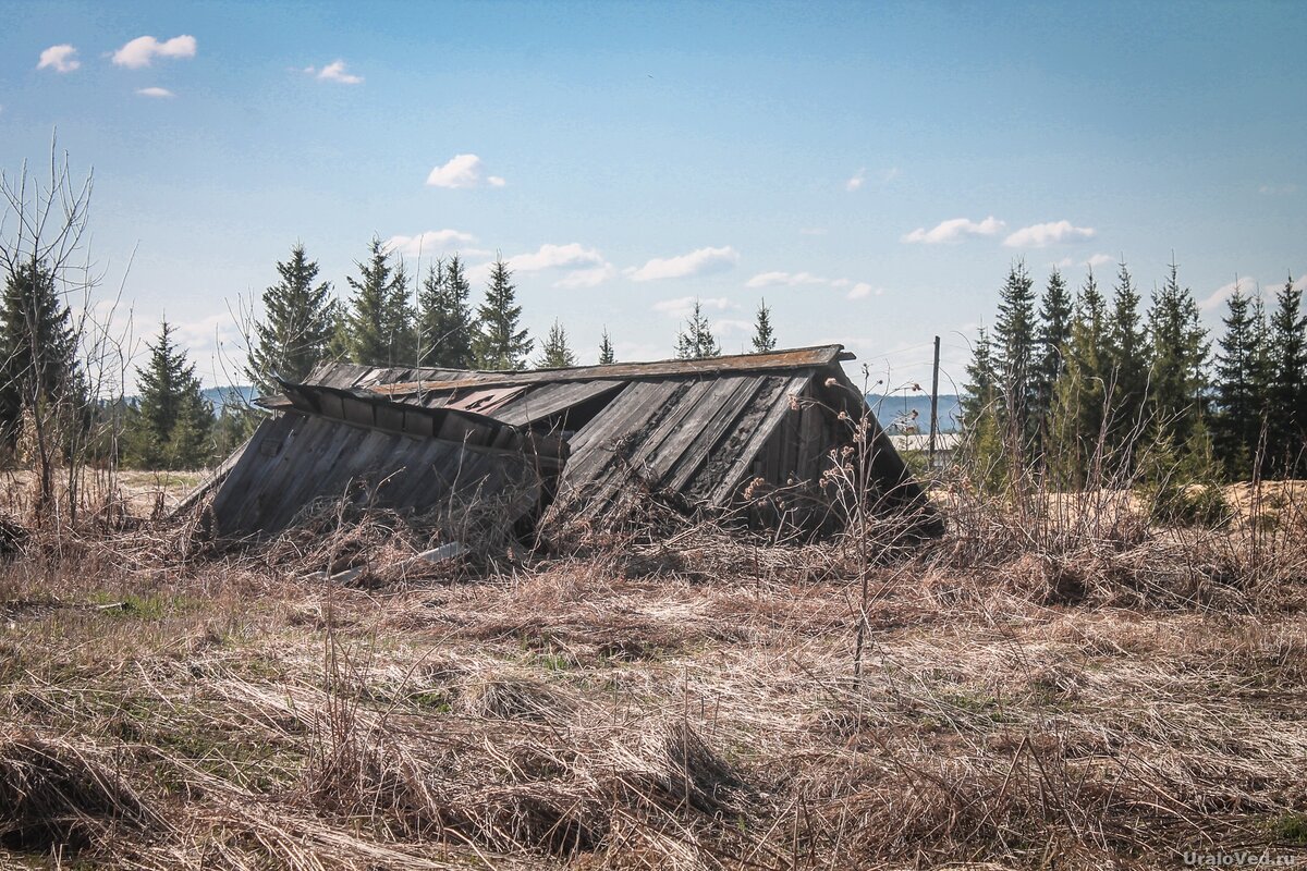 Поселок промысла. Первый Алмаз в России. Памятник первому российскому алмазу. Первый в России Алмаз находка. Памятник первый Алмаз промысла.