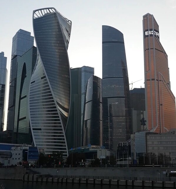 Офис продаж какой-нибудь подмосковной новостройки вполне может располагаться в бизнес-центре в Сити.