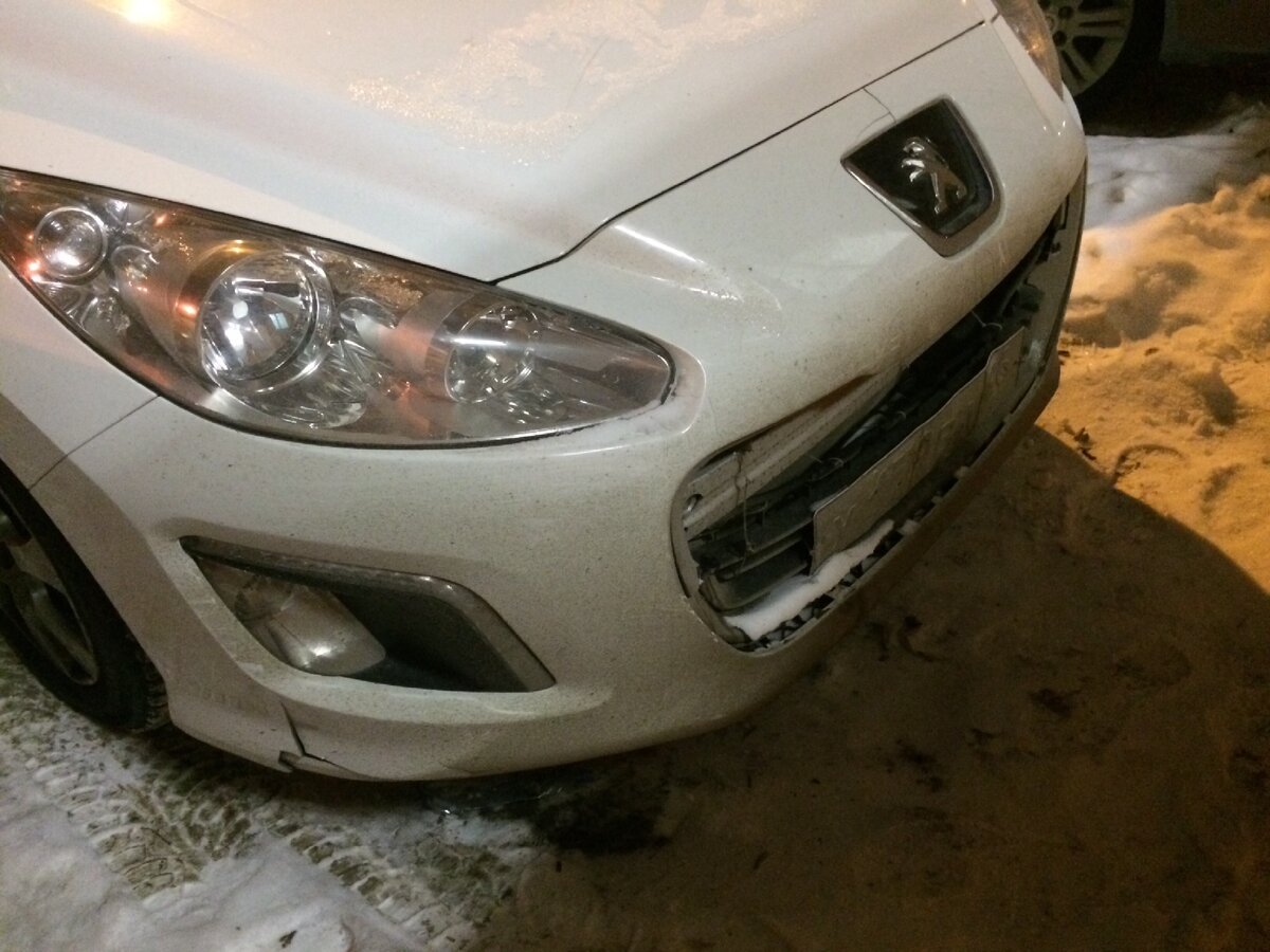 Бампер треснут местами, и надо покупать центральную часть.