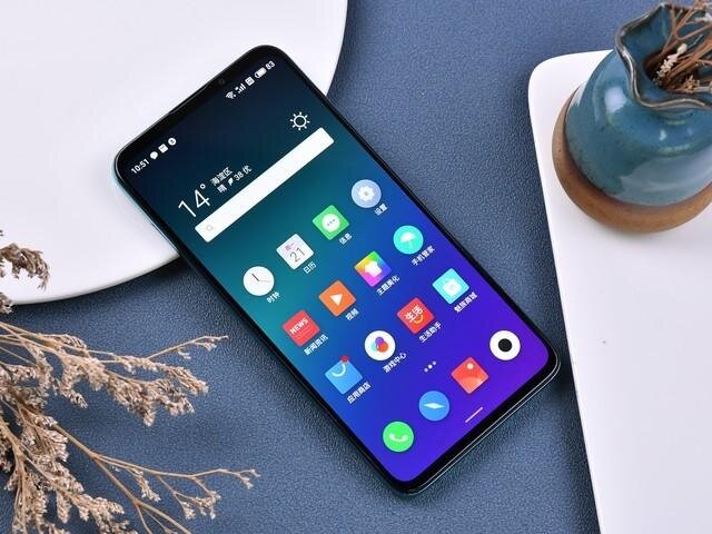 Получил Meizu 16T аккумулятор на 4500 мАч. Поддерживается быстрая зарядка mCharge мощностью 18 Вт (33% за полчаса). Несмотря на столь емкую батарейку, производителю удалось уместить ее в корпусе толщиной всего 8,3 мм и весит он 183 грамма. 
