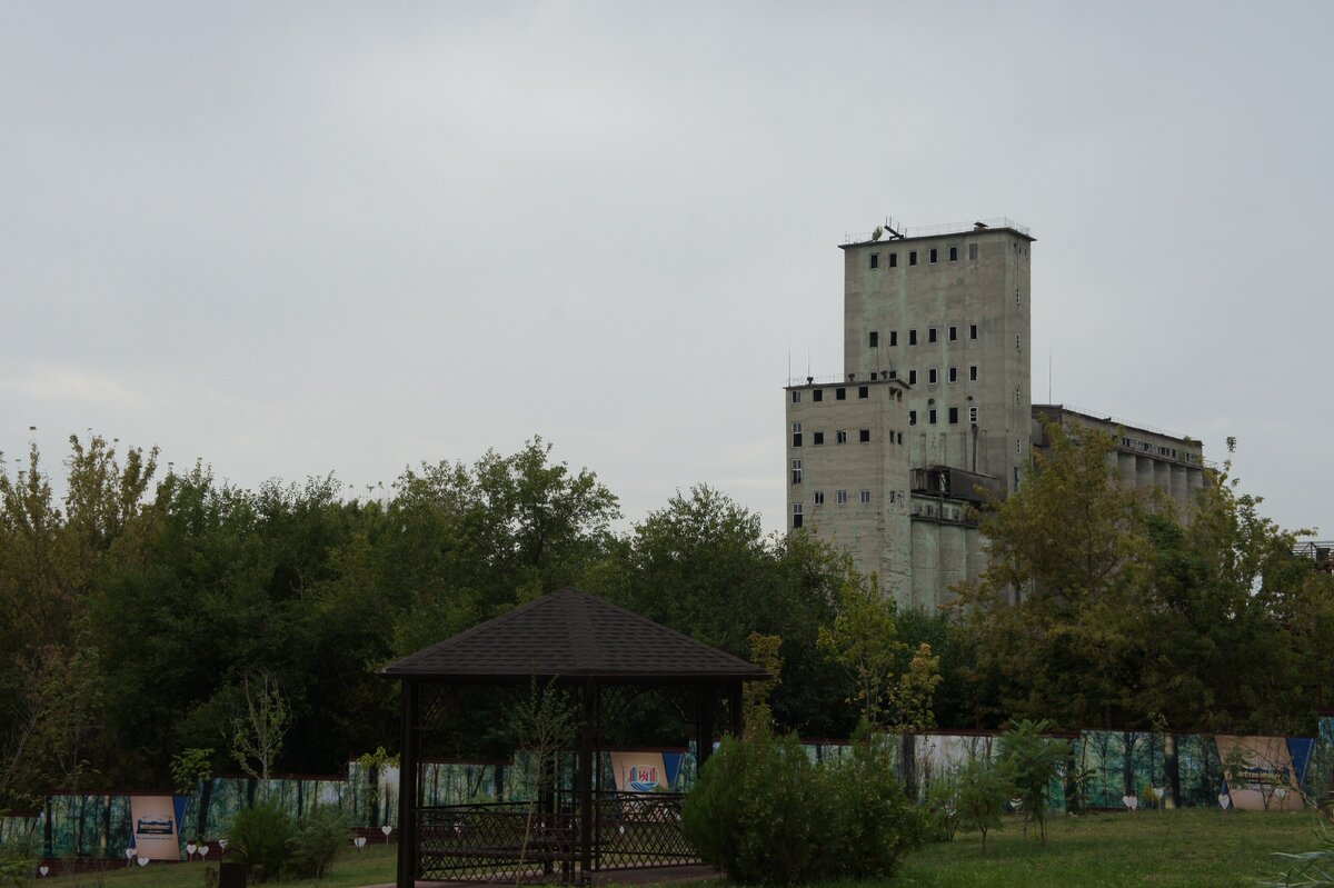 Вид на заброшенные постройки со стороны ЖК Красный Аксай