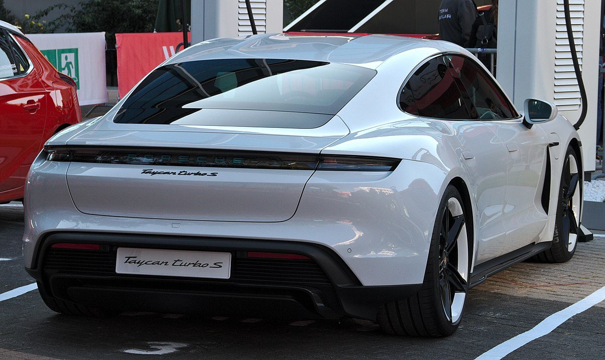 Электрический Porsche Taycan