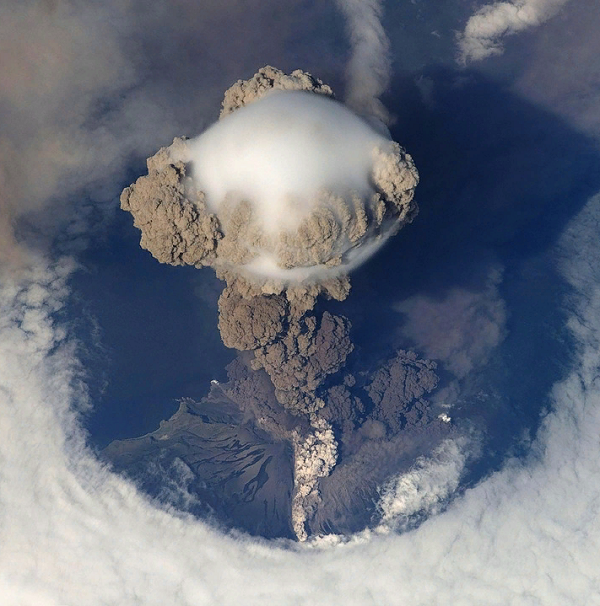 https://cdn.pixabay.com/photo/2012/11/28/10/51/volcanic-eruption-67668_960_720.jpg