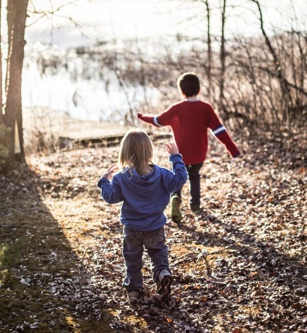 В детстве каждого ребёнка должно быть время на само детство: игры, прогулки, безделье. https://images.pexels.com/photos/3062949/pexels-photo-3062949.jpeg?auto=compress&cs=tinysrgb&dpr=3&h=750&w=1260