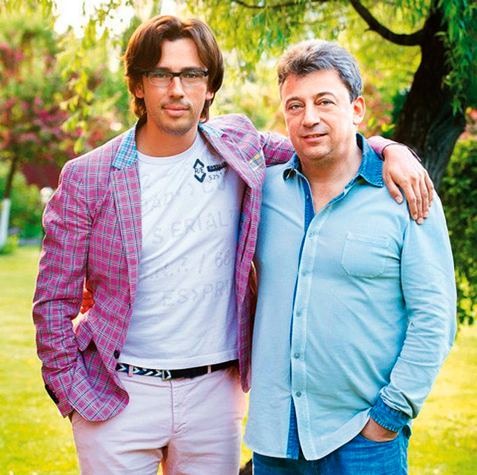 два мальчика брата. старший брат живет с родителями. старший брат живет с родителями. ребенок в семье. семья со счастливым ребёнком.