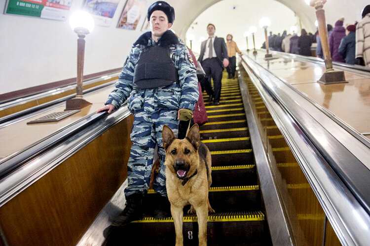 Кинолог в московском метро. Фото с сайта Caoinform.ru