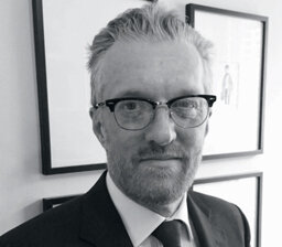 ГЕРОЙ Роджер Стивенсон

Заместитель председателя совета директоров Lock & Co. Родился в 1967 году в городе Амершем (графство Бакингемшир). Потомок Джеймса Беннинга в седьмом поколении. Присоединился к Lock & Co. в 1992-м. Через четыре года покинул компанию и открыл мотомастерскую. В 2004-м вернулся в семейное дело в качестве директора. Нынешний пост занимает с 2014 года.