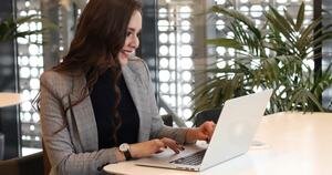 Социал Медиа Маркетинг комплекс мер направленных на привлечение целевых посетителей с социальных платформ. Суть в том чтобы создать контент который будет распространяться в различных сообщества без участия разработчиков. Принято считать, что такой контент вызывает больше доверия сети, чем информация на сайте.