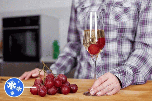 Это действительно так! Ягоды охладят напиток не разбавив его и очень красиво смотрятся в бокале.
