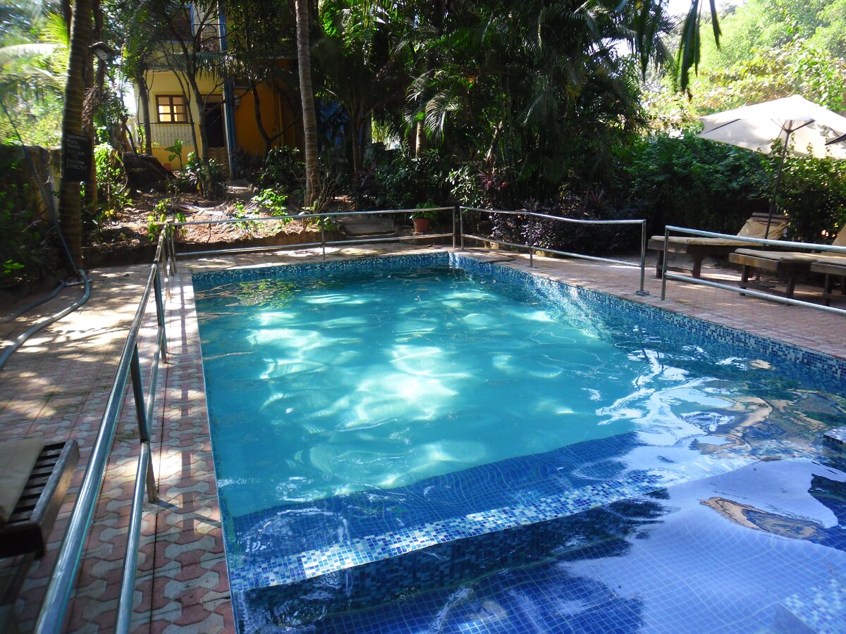 бассейн во дворе