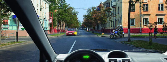 Как так может быть: он справа, но не помеха?