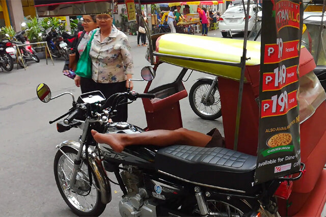 Водитель тук-тука уснул в ожидании клиента. Филиппины